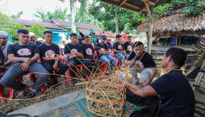 Ganjar Milenial Latih Petani Buat Keranjang Kelapa Sawit di Sumut