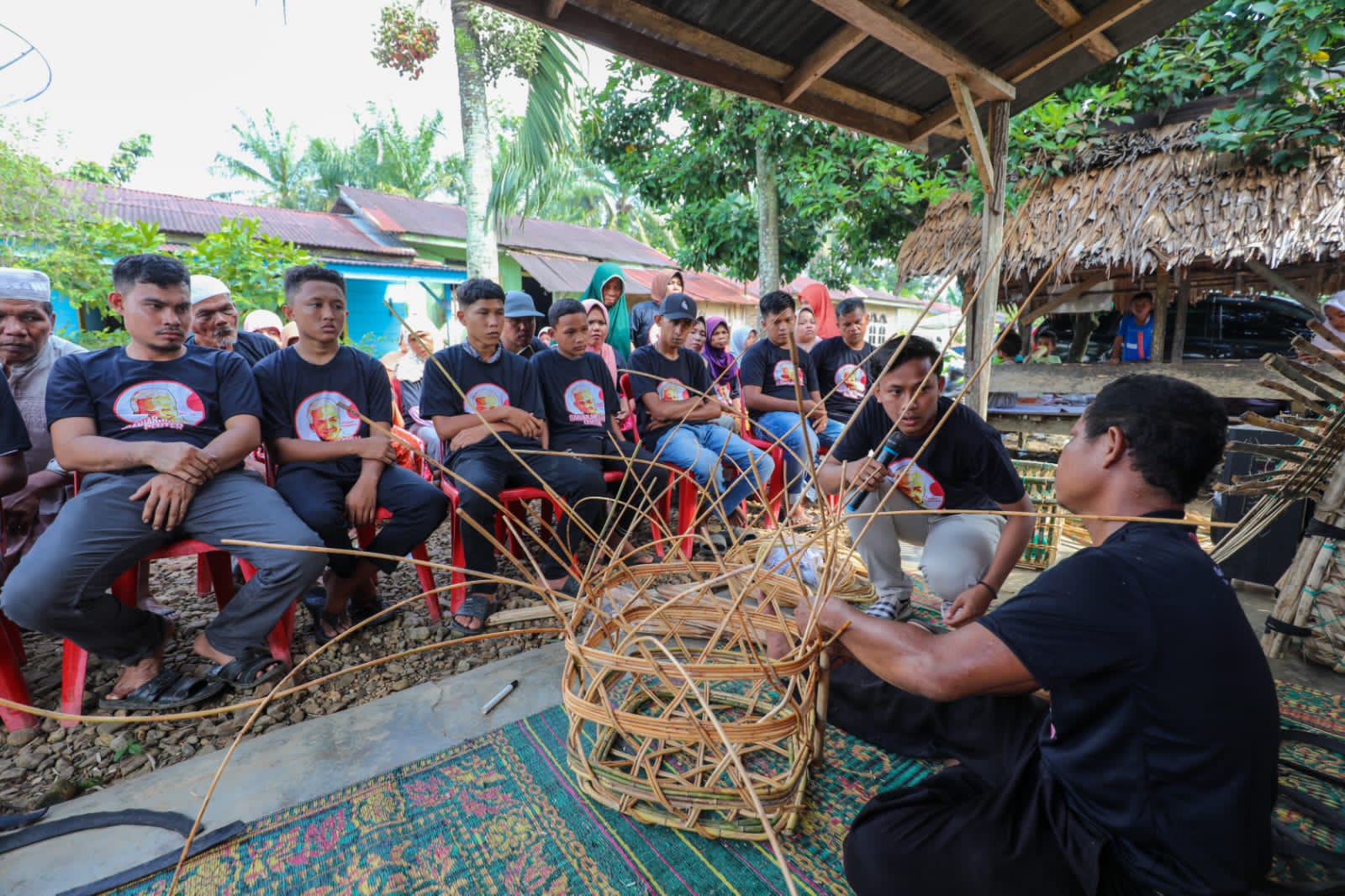 Ganjar Milenial Latih Petani Buat Keranjang Kelapa Sawit di Sumut