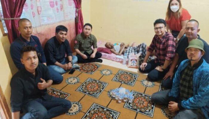 Perkasa Sinambela Serahkan Tali Asih Kepada Warga Yang Sakit Di Medan Amplas