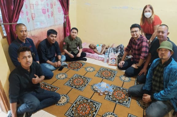 Perkasa Sinambela Serahkan Tali Asih Kepada Warga Yang Sakit Di Medan Amplas