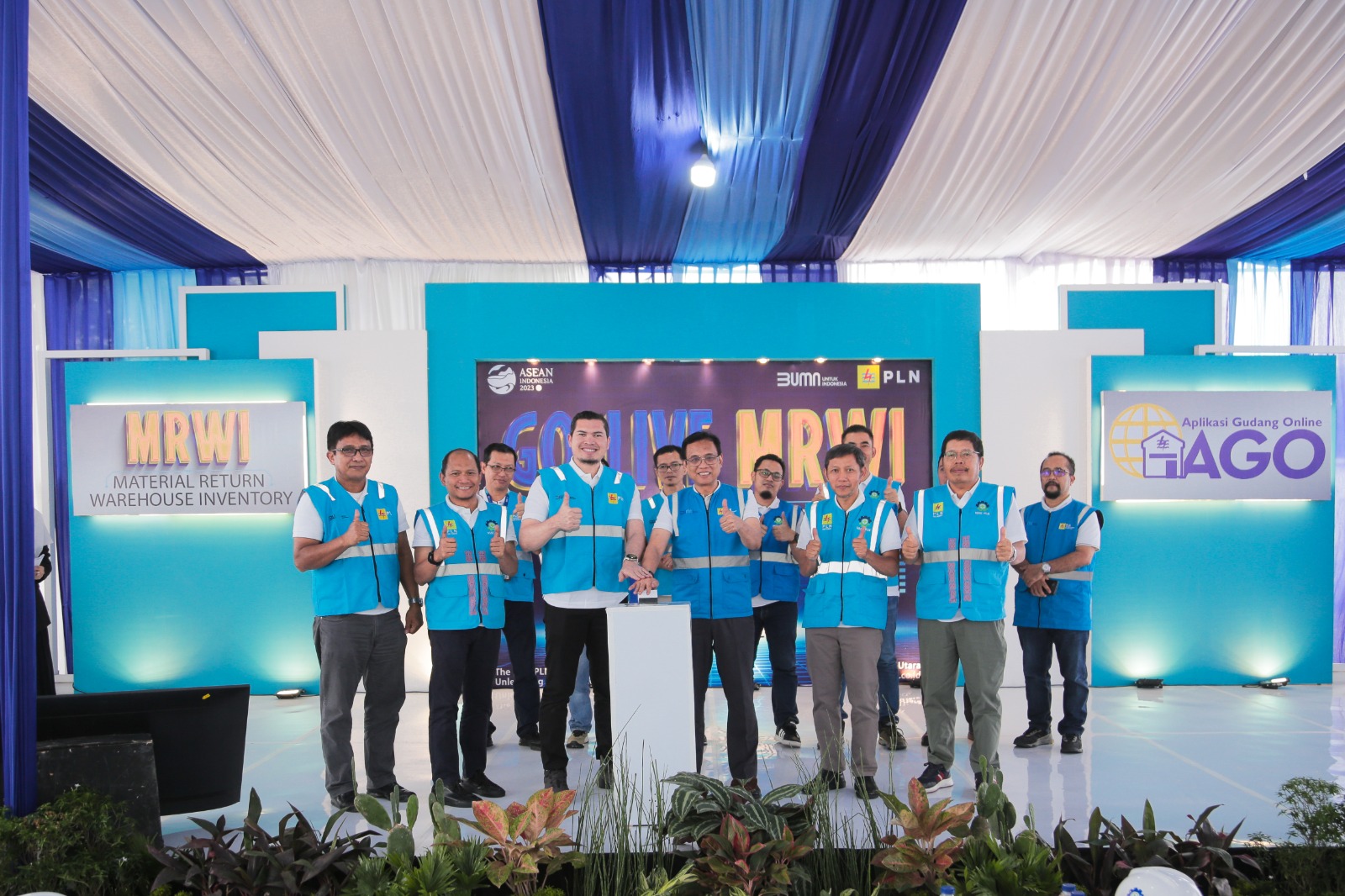 General Manager PLN UID Sumatera Utara Awaluddin Hafid (3 dari kanan) beserta jajaran Management dan EVP STI Wahyu Ahadi Rouzi (3 dari kiri), secara simbolis meresmikan Go live MRWI dengan menekan sirine.
