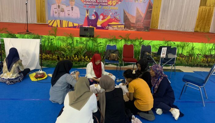 Pengunjung PRSU Dapat Kesempatan Belajar Membatik