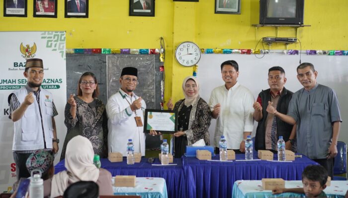 Kunjungi Khitanan Baznas Sumut Di SDN 067690 Medan, Prof.Ridha Dharmajaya Sampaikan Gadget Sehat