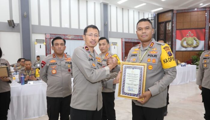 Kapolres Labuhanbatu Terima Penghargaan Pengelola Berita Online Terbanyak Dari Kapoldasu