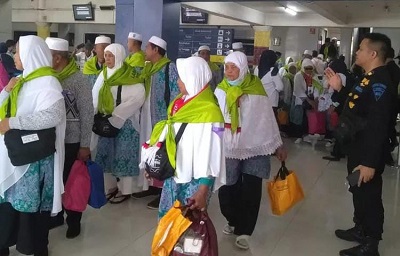 CALHAJ Labuhanbatu saat di stasiun Kereta Api sebelum menuju Asrama Haji Medan. Waspada/ist