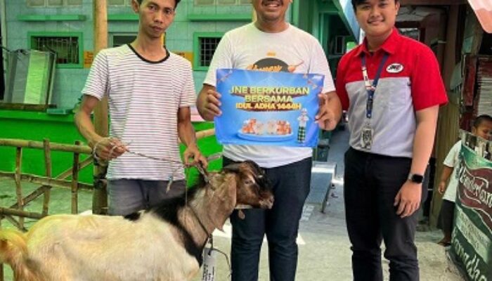 JNE Bagikan 40 Ribu Paket Daging Hewan Kurban