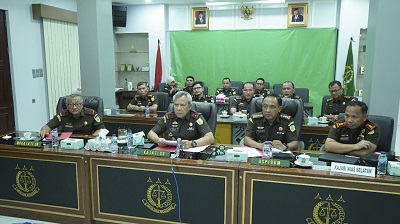 KAJATI Sumut Idianto, SH, MH didampingi Wakajati Sumut Joko Purwanto, SH, Aspidum Luhur Istighfar, SH,M.Hum, dan jajaran melakukan ekspose perkara kepada Jaksa Agung Muda Pidana Umum (JAM Pidum) Dr. Fadil Zumhana yang diwakili Direktur TP Oharda pada JAM Pidum Agnes Triani, SH,MH, Rabu (31/5/2023) dari ruang Vicon Lantai 2 Kantor Kejati Sumut, Jalan AH Nasution Medan. Waspada/Ist