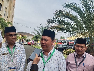 KEPALA Kantor Kementerian Agama Wilayah Provinsi Sumatera Utara, H.Ahmad Qosbi didampingi Kepala UPT Asrama Haji Medan, Ramlan Sudarto dan Kasi Haji dan Umrah Kemenag Medan, Eri Nofa saat diwawancarai wartawan. Waspada/Anum Saskia