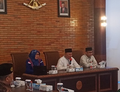 KEPALA Kantor Kementerian Agama Wilayah Provinsi Sumut,H.Ahmad Qosbi MM bersama Kepala Biro Kesejahteraan Rakyat Pemprovsu Rahmadani Lubis saat kegiatan berlangsung. Waspada/Anum saskia