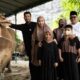 Pemilik The Clinic Beautylosophy Medan, dr Arya Tjipta Sp.BP-RE bersama keluarga kurban sapi seberat 1,3 ton, Kamis (29/6/2023). Waspada/ist