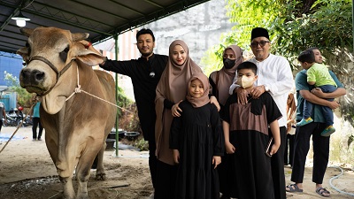 Pemilik The Clinic Beautylosophy Medan, dr Arya Tjipta Sp.BP-RE bersama keluarga kurban sapi seberat 1,3 ton, Kamis (29/6/2023). Waspada/ist