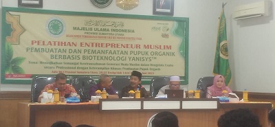 KETUA Bidang Pemberdayaan Ekonomi Umat MUISU, Drs.Putrama Al Khair memaparkan kegiatan pelatihan diikuti peserta dari berbagai kabupaten/kota. Waspada/Anum Saskia