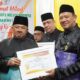 PLT Bupati Langkat H.Syah Afandin SH menerima penghargaan 20 tahun pengabdian di MABMI oleh Pengurus Besar Majelis Adat Budaya Melayu Indonesia (PB.MABMI) dalam rangka Milad ke 52 Tahun bertempat di Jln.Brigjen Katamso No.43-I Medan, Minggu 18 Juni 2023. Waspada/Ist