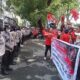 ELEMEN masyarakat dari ormas Pemuda Batak Bersatu (PBB), menggeruduk gedung DPRD Sumut, Kamis siang (8/6). Waspada/Partono Budy