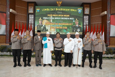 KAPOLDA, Wakapolda, Dir Binmas, Irwasda dan para dewan hakim serta pemenang foto bersama di Aula Tribata Poldasu. Waspada/ist