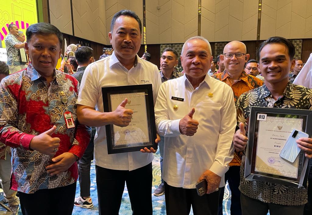 Gubernur Kalimantan Timur H. Isran Noor berfoto bersama penerima penghargaan PROPER Hijau, di antaranya PT Supra Bara Energi, yang diterima oleh Irjen Pol (Purn) Tri Agus Heru Prasetyo (kedua dari kiri).