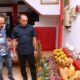 GUBSU Edy Rahmayadi bersama Sekdaprovsu Arief S. Trinugroho, melihat hasil produsi pertanian yang ditampilkan di salah satu paviliun pemerintah daerah di PRSU. Waspada/Ist