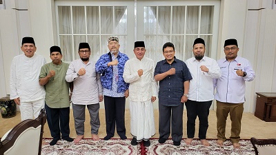 DPP IKA SMAN 7 Medan bersilahturrahmi dengan Gubernur Sumatera Utara (Gubsu) Edy Rahmayadi yang dipimpin Langsung Ketua Dewan Pertimbangan M S Kaban (Mantan Menhut) era SBY, Anggota Dewan Pertimbangan Brigjen TNI Purn Hariyanto Afif, Ketua Umum DR Ir Dwi Sudarto, MSi, Ketua Harian dr ade Taufiq, SpOG, Wakil Ketua Drs Masri Sitanggang (Kepala Sekolah SMAN7 Medan), Senin (12/6). Waspada/Ist