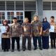 KEPALA SMA Pertiwi Muhammad Ridho Irhamna dan para guru, foto bersama dengan sejumlah siswa berprestasi. Waspada/Ist