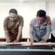 DIREKTUR RSUD H. Bachtiar Djafar dr. Irliyan Saputra Sp.OG bersama Kapolres Belawan AKBP Josua Tampubolon menandatangani Memorandum of Understanding (MoU) mengenai Visum Et Repertum. Waspada/Ist