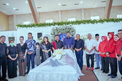 WALI Kota Medan Bobby Nasution melayat jenazah Gubernur Sumatera Utara periode 2006-2008 Rudolf Matzuoka Pardede, Selasa (27/6) malam. Waspada/Ist