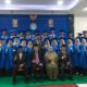 Siswa SMP Ar-Rahman Percut berfoto bersama Kepala sekolah dan pengurus yayasan Hj. Rachmah Nasution Usai pelaksanaan Wisudah di aula Perguruan Al Azhar belum lama ini. Waspada/Ist