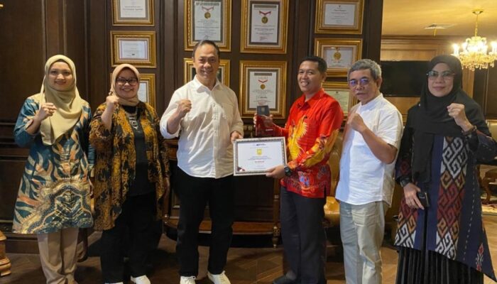 Kota Jayapura Raih Penghargaan Top 10 Nilai Loyal dalam BerAKHLAK dari ESQ Ary Ginanjar