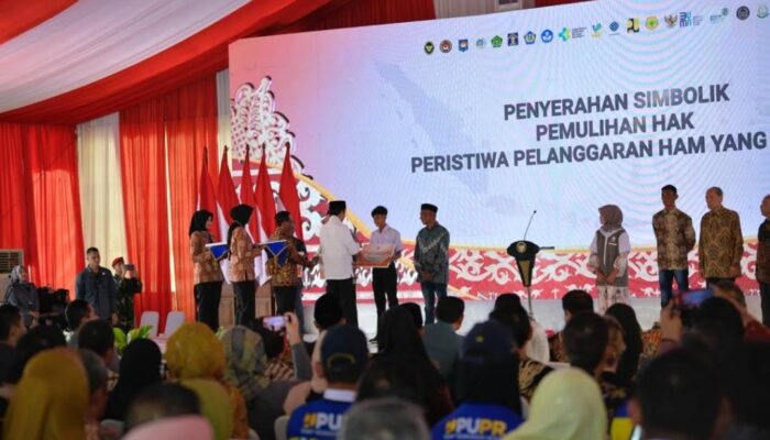 Kemendikbudristek Serahkan Beasiswa Pendidikan kepada Anak Korban Pelanggaran HAM Berat di Aceh