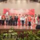 KADIS Pendidikan dan Kebudayaan, Laksamana Putra Siregar, yang mewakili Wali Kota Medan Bobby Nasution berfoto pada acara pemberian Piagam Rekor MURI tersebut, Rabu (14/6) di Wisma Benteng Medan. Waspada/Ist