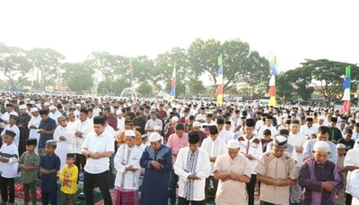 Wali Kota Medan Salat Iduladha Di Lapangan Bola Mabar