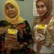 DUA wanita dari Serumpun Deli. UMKM yang bergerak di bidang kuliner tampak memperlihatkan produk kue-kue tradisional adat Melayu ini sudah ada di Kota Medan sejak tahun 90-an. Waspada/Ist