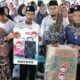 SUKARELAWAN Ustadz Sahabat (Usbat) Ganjar Sumatera Utara (Sumut) memberikan pengeras suara dan tikar untuk menunjang kegiatan ibadah bagi jemaah perwiritan di Desa Lubuk Bayas, Kecamatan Teluk Mengkudu, Kabupaten Serdang Bedagai, Selasa (20/6). Waspada/Ist