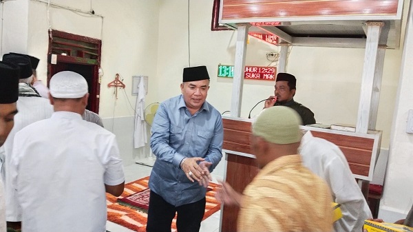 Seusai Shalat Jumat dan pemberian sabutan, Salim Fakhry bersalaman dengan jamaah dibarengi selawat Nabi Muhammad SAW. Waspada/Seh Muhammad Amin