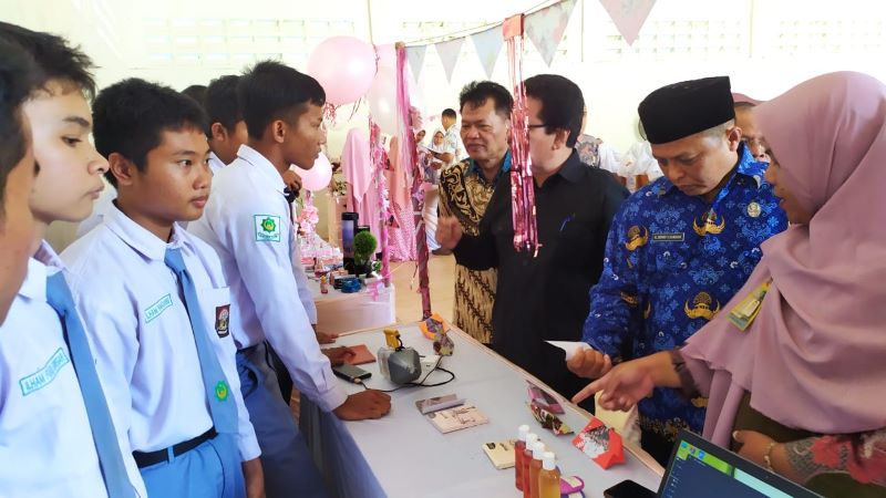 Siswa SMA Nurul Ilmi P.Sidimpuan Ciptakan Kertas Dari Batang Pisang Siswa SMA Nurul Ilmi P.Sidimpuan Ciptakan Kertas Dari Batang Pisang
