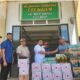 Pj Bupati Aceh Besar, Muhammad Iswanto didampingi Kadissos Bahrul Jamil dan Kalak BPBD Ridwan Jamil menyerahkan bantuan masa panik untuk korban kebakaran kios di Gampong Cot Malem, Kecamatan Blang Bintang, Aceh Besar melalui Keuchik Cot Malem, Nasruddin, Rabu (28/6). (Waspada/Ist)