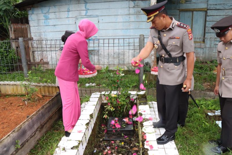 Polres Tabur Bunga Di Makam Pahlawan Simeulue