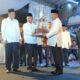 BUPATI Deliserdang H.Ashari Tambunan menyerahkan trophy bergilir kepada panitia untuk direbutkan pada pembukaan FSQ ke-45 Tingkat Kabupaten Deliserdang Tahun 2023 di Lapangan Sepakbola SMA Negeri 1 Tanjungmorawa, Selasa (13/6) malam. (Waspada/Khairul K Siregar/B)