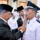 Bupati Simalungun, Radiapoh Hasiholan Sinaga, menyematkan tanda jabatan kepada salah seorang pangulu yang dilantik di Balei Harungguan Djabanten Damanik, Kantor Bupati Simalungun, Pamatang Raya, Rabu (07/06).(Waspada/ist).
