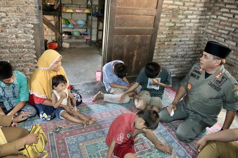 Bupati Madina HM Jafar Sukhairi Nasution di tengah lima anak bersaudara penderita katarak juvenil, yang tiga di antaranya buta dan dua [maaf] juling berat. Waspada/Ist