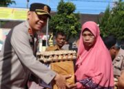 KAPOLRES Dairi AKBP Wahyudi Rahman (kiri) menyerahkan bantuan sembako kepada masyarakat di Dairi.Waspada/ist.