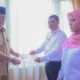 Wakil Wali Kota Padangsidimpuan Ir. Arwin Siregar menyerahkan SK PPPK kepada salah seorang guru, Senin (12/6) di Aula Kantor Wali Kota, Jl.Sudirman, Padangsidimpuan.Waspada/ist.