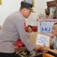 Wakapolres Kompol Pardamean Hutahaean (kiri) menyerahkan santunan dan bingkisan saat bersama Kapolres AKBP Fernando serta lainnya anjangsana ke kediaman personel yang mengalami sakit menahun dan purnawirawan di wilayah Kec. Siantar Martoba, Kota Pematangsiantar, Senin (11/6).(Waspada-ist).