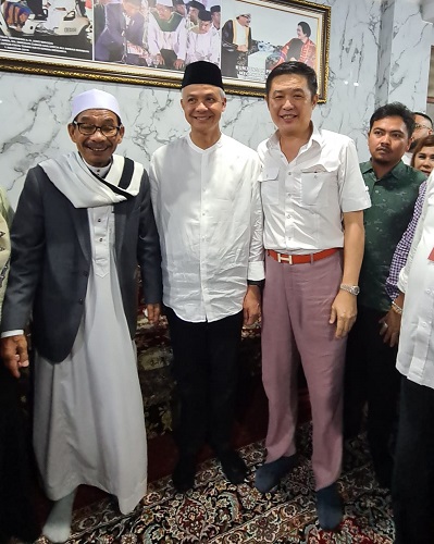 Tokoh pemuda dan masyarakat Sumut Handoko Hardjono berfoto Bacapres Ganjar Pranowo dan KH Syech Ali Akbar Marbun. (Waspada/ist).