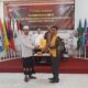 Ketua KIP Kota Langsa, T Faisal SH, saat menerima berkas uji mampu baca Alquran para Bacaleg dari tim penguji, di Aula KIP Langsa, Selasa (12/6) malam. Waspada/Rapian.
