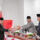 Wakil Bupati Humbahas, Oloan Paniaran Nababan menyampaikan nota pengantar tujuh kepada Ketua DPRD Humbahas, Ranses Lumban Gaol. Waspada/Ist