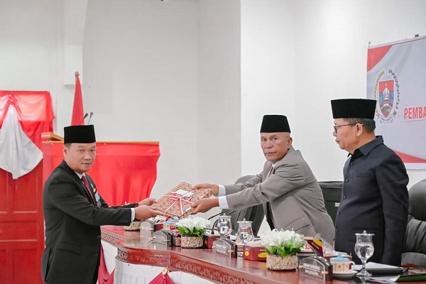 Wakil Bupati Humbahas, Oloan Paniaran Nababan menyampaikan nota pengantar tujuh kepada Ketua DPRD Humbahas, Ranses Lumban Gaol. Waspada/Ist