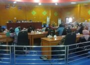 Peserta calon KIP Aceh Tamiang antusias mengikuti ujian tulis yang dilaksanakan oleh Pansel penjaringan dan penyaringan KIP Aceh Tamiang, Selasa (13/6) di ruang sidang utama DPRK Aceh Tamiang. Waspada/Yusri