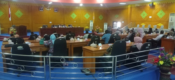 Peserta calon KIP Aceh Tamiang antusias mengikuti ujian tulis yang dilaksanakan oleh Pansel penjaringan dan penyaringan KIP Aceh Tamiang, Selasa (13/6) di ruang sidang utama DPRK Aceh Tamiang. Waspada/Yusri