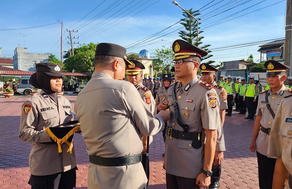 Kapolres Langsa, AKBP Muhammadun, SH saat melantik Wakapolres Kompol Dheny Firmandika, S.Ab. SIK sebagai Wakapolres Langsa di halaman Mapolres setempat, Selasa (13/6). Waspada/dede
