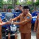 Pj Wali Kota Langsa didampingi Plt Kadis DLH Kota Langsa saat menyerahkan Betor Persampahan secara simbolis kepada Geuchik Gampong Matang Seulimeng, Kecamatan Langsa Barat, Selasa (13/6). Waspada/Munawar